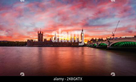 Ein herbstlicher Sonnenuntergang über dem Palast von Westminster. Stockfoto