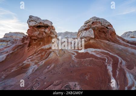 Natürliche raue Felsformationen in braunen und weißen Farben im Vermillion Cliffs National Monument im Bundesstaat Arizona Stockfoto