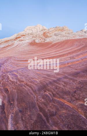 Perspektivische Ansicht der gesäumten, gealterten Steinoberfläche in White Pocket tief mit majestätischen Felsen im Vermillion Cliffs National Monument in Arizona Stockfoto