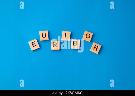 Wort EURIBOR ist in Holzbuchstaben auf blauem Hintergrund geschrieben. Kopieren Einfügen. Stockfoto