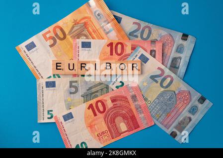 Wort EURIBOR ist in Holzbuchstaben auf dem Hintergrund von Euro-Banknoten geschrieben. Kopieren Einfügen. Stockfoto