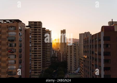 Luftaufnahme der modernen Apartmentgebäude, die sich gegen den Sonnenuntergang auf der Stadtstraße befinden Stockfoto