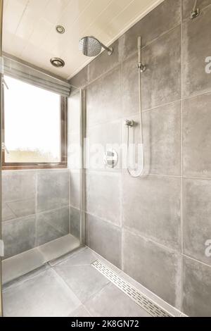 Die Inneneinrichtung einer modernen Dusche mit weißen Wänden Stockfoto