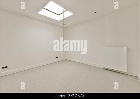Leeres, modernes Zimmer mit einem Fenster auf dem Dach Stockfoto