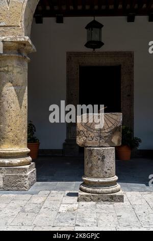 griechische Säulen und eine Sonnenuhr in einem Gebäude, mexiko guadalajara Stockfoto