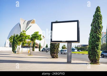 Plakatwand-Mockup im Stadthintergrund schönes Wetter in Valencia, Spanien Stockfoto