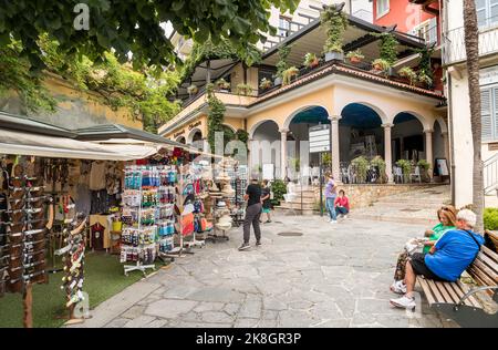 Stresa, Piemont, Italien - 6. September 2022: Historisches Zentrum mit Bars, Restaurants und Geschäften der Isola Bella oder der schönen Insel, einer der Borromäischen Stockfoto