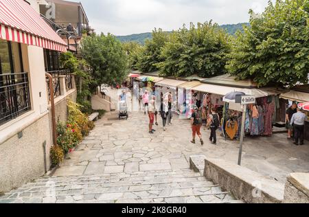 Stresa, Piemont, Italien - 6. September 2022: Historisches Zentrum mit Bars, Restaurants und Geschäften der Isola Bella oder der schönen Insel, einer der Borromäischen Stockfoto