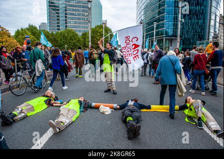 Demonstranten liegen auf dem Boden als Symbol für die Blockade des demonstrationsmarsches zum Klimawandel. Tausende von Menschen versammelten sich während eines von der Climate Coalition (einer nationalen Non-Profit-Organisation, die mehr als 90 Organisationen zum Thema Klimagerechtigkeit zusammenbringt) organisierten klimamarsches vor dem Brüsseler Nordbahnhof, um gegen das Fehlen von Maßnahmen gegen die Klimakrise zu protestieren. Mit diesem märz fordern sie, die Energiekrise mit einer einheitlichen Energiepolitik zwischen den Regionen und dem Bundesland zu bekämpfen, die es Belgien ermöglicht, bis 2050 100 % erneuerbare Energien zu erreichen, und gegen Th zu kämpfen Stockfoto