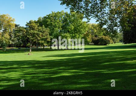 Pariser entspannen im Parc Montsouris im Frühherbst - Paris, Frankreich Stockfoto