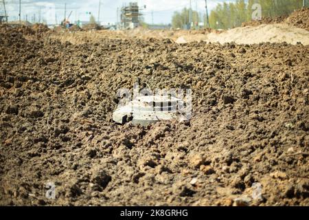 Bauarbeiten. Kanalisationsverlegung. Ergebnis der Arbeiten an schweren Anlagen. Stockfoto