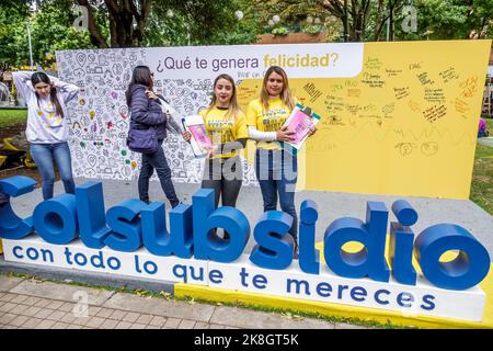 Bogota Kolumbien, El Chico Parque de la 93 Be Happy Fest, Colsubsidio Finanzdienstleistungen, Frau Frauen weiblich, Schild Werbetafel Informationen zur Förderung promotio Stockfoto