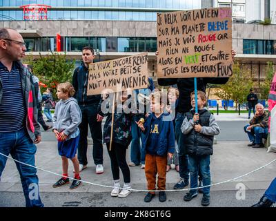 Eine Gruppe von Kindern hält Plakate, während sie die Teilnehmer der Demonstration zum Klimawandel beobachten. Tausende von Menschen versammelten sich während eines von der Climate Coalition (einer nationalen Non-Profit-Organisation, die mehr als 90 Organisationen zum Thema Klimagerechtigkeit zusammenbringt) organisierten klimamarsches vor dem Brüsseler Nordbahnhof, um gegen das Fehlen von Maßnahmen gegen die Klimakrise zu protestieren. Mit diesem märz fordern sie, die Energiekrise mit einer einheitlichen Energiepolitik zwischen den Regionen und dem Bundesland zu bekämpfen, die es Belgien ermöglicht, bis 2050 100 % erneuerbare Energien zu erreichen, und zu bekämpfen Stockfoto