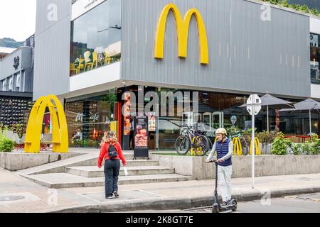 Bogota Kolumbien, El Chico McDonald's Parque 93, Fast-Food-Restaurant Restaurants Speisen Speisen Essen gehen zwangloses Café Cafés Bistro Bistros, goldene Bögen l Stockfoto