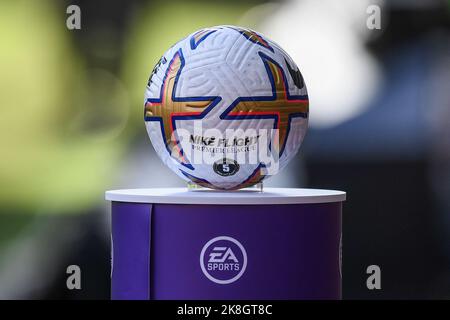 Wolverhampton, Großbritannien. 23. Oktober 2022. Nike Flight Premier League Match Ball während des Premier League-Spiels Wolverhampton Wanderers gegen Leicester City in Molineux, Wolverhampton, Großbritannien, 23.. Oktober 2022 (Foto von Mike Jones/News Images) in Wolverhampton, Großbritannien am 10/23/2022. (Foto von Mike Jones/News Images/Sipa USA) Quelle: SIPA USA/Alamy Live News Stockfoto