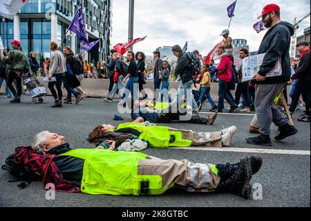 Demonstranten liegen auf dem Boden als Symbol für die Blockade des demonstrationsmarsches zum Klimawandel. Tausende von Menschen versammelten sich während eines von der Climate Coalition (einer nationalen Non-Profit-Organisation, die mehr als 90 Organisationen zum Thema Klimagerechtigkeit zusammenbringt) organisierten klimamarsches vor dem Brüsseler Nordbahnhof, um gegen das Fehlen von Maßnahmen gegen die Klimakrise zu protestieren. Mit diesem märz fordern sie, die Energiekrise mit einer einheitlichen Energiepolitik zwischen den Regionen und dem Bundesland zu bekämpfen, die es Belgien ermöglicht, bis 2050 100 % erneuerbare Energien zu erreichen, und gegen Th zu kämpfen Stockfoto