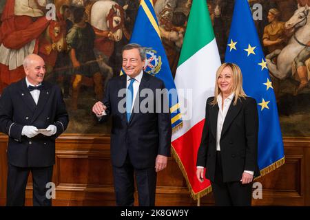 Rom, Italien. 23. Oktober 2022. Italiens neu ernannte Premierministerin Giorgia Meloni erhält während der „Glockenzeremonie“ im Palazzo Chigi in Rom eine kleine silberne Glocke vom ehemaligen Premierminister Mario Draghi. Die „Glockenzeremonie“ stellt die Übergabe zwischen dem scheidenden Premierminister und dem, der die neue Regierung führen wird, dar. Giorgia Meloni ist auch die erste Frau, die in Italien als Premierministerin dient. Kredit: SOPA Images Limited/Alamy Live Nachrichten Stockfoto