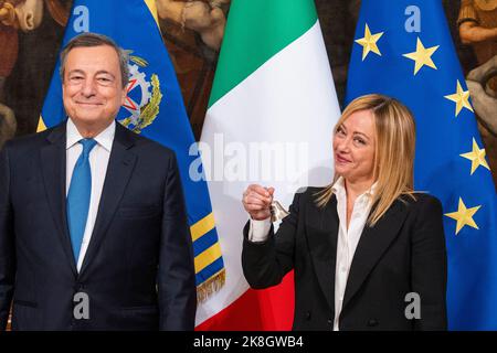 Rom, Italien. 23. Oktober 2022. Die neue italienische Premierministerin Giorgia Meloni hält die Glocke der Kabinettsministerin während der Übergabe. Die „Glockenzeremonie“ stellt die Übergabe zwischen dem scheidenden Premierminister und dem, der die neue Regierung führen wird, dar. Giorgia Meloni ist auch die erste Frau, die in Italien als Premierministerin dient. Kredit: SOPA Images Limited/Alamy Live Nachrichten Stockfoto