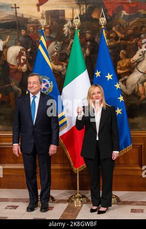 Rom, Italien. 23. Oktober 2022. Die neue italienische Premierministerin Giorgia Meloni hält die Glocke der Kabinettsministerin während der Übergabe. Die „Glockenzeremonie“ stellt die Übergabe zwischen dem scheidenden Premierminister und dem, der die neue Regierung führen wird, dar. Giorgia Meloni ist auch die erste Frau, die in Italien als Premierministerin dient. Kredit: SOPA Images Limited/Alamy Live Nachrichten Stockfoto