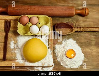 Zutaten auf dem Tisch für die Teigherstellung Stockfoto