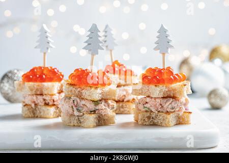 Geräucherter Lachs, Frischkäse, Dill und Meerrettich Pate für die Weihnachtsfeier Stockfoto