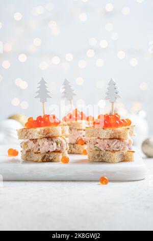 Geräucherter Lachs, Frischkäse, Dill und Meerrettich Pate für die Weihnachtsfeier Stockfoto