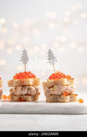 Geräucherter Lachs, Frischkäse, Dill und Meerrettich Pate für die Weihnachtsfeier Stockfoto