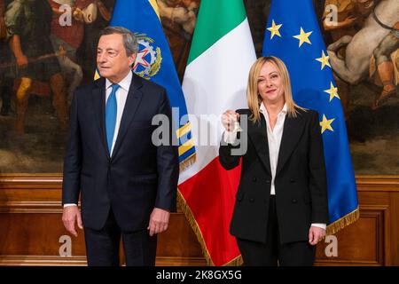 Rom, Italien. 23. Oktober 2022. Die neue italienische Premierministerin Giorgia Meloni hält die Glocke der Kabinettsministerin während der Übergabe. Die „Glockenzeremonie“ stellt die Übergabe zwischen dem scheidenden Premierminister und dem, der die neue Regierung führen wird, dar. Giorgia Meloni ist auch die erste Frau, die in Italien als Premierministerin dient. (Foto: Stefano Costantino/SOPA Images/Sipa USA) Quelle: SIPA USA/Alamy Live News Stockfoto