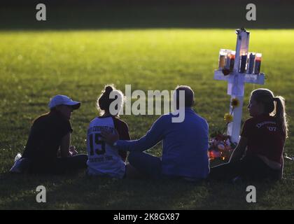 PARKLAND, FL - 16. Februar: Eine junge Frauen Orte Blumen an einer Gedenkstätte, ehrt die Opfer der Masse schießen auf Marjory Stoneman Douglas High School, At Pine Trail Park am 16. Februar in Parkland, Florida 2018. Polizei verhaftet 19-jährigen ehemaligen Schüler Nikolas Cruz für die Ermordung von 17 Personen an der High School. Personen: Atmosphäre Stockfoto