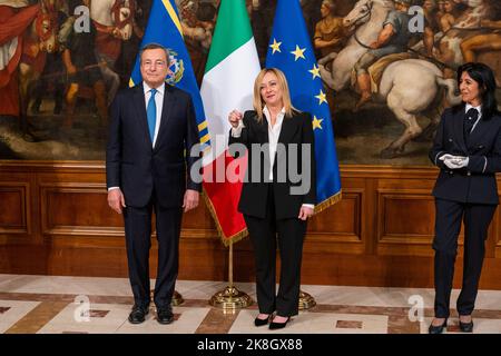 Rom, Italien. 23. Oktober 2022. Die neue italienische Premierministerin Giorgia Meloni hält die Glocke der Kabinettsministerin während der Übergabe. Die „Glockenzeremonie“ stellt die Übergabe zwischen dem scheidenden Premierminister und dem, der die neue Regierung führen wird, dar. Giorgia Meloni ist auch die erste Frau, die in Italien als Premierministerin dient. (Foto: Stefano Costantino/SOPA Images/Sipa USA) Quelle: SIPA USA/Alamy Live News Stockfoto