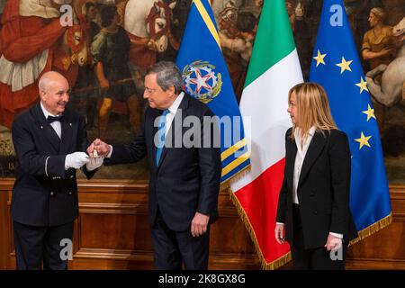 Rom, Italien. 23. Oktober 2022. Italiens neu ernannte Premierministerin Giorgia Meloni erhält während der „Glockenzeremonie“ im Palazzo Chigi in Rom eine kleine silberne Glocke vom ehemaligen Premierminister Mario Draghi. Die „Glockenzeremonie“ stellt die Übergabe zwischen dem scheidenden Premierminister und dem, der die neue Regierung führen wird, dar. Giorgia Meloni ist auch die erste Frau, die in Italien als Premierministerin dient. (Foto: Stefano Costantino/SOPA Images/Sipa USA) Quelle: SIPA USA/Alamy Live News Stockfoto