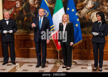 Rom, Italien. 23. Oktober 2022. Italiens neu ernannte Premierministerin Giorgia Meloni erhält während der „Glockenzeremonie“ im Palazzo Chigi in Rom eine kleine silberne Glocke vom ehemaligen Premierminister Mario Draghi. Die „Glockenzeremonie“ stellt die Übergabe zwischen dem scheidenden Premierminister und dem, der die neue Regierung führen wird, dar. Giorgia Meloni ist auch die erste Frau, die in Italien als Premierministerin dient. (Foto: Stefano Costantino/SOPA Images/Sipa USA) Quelle: SIPA USA/Alamy Live News Stockfoto