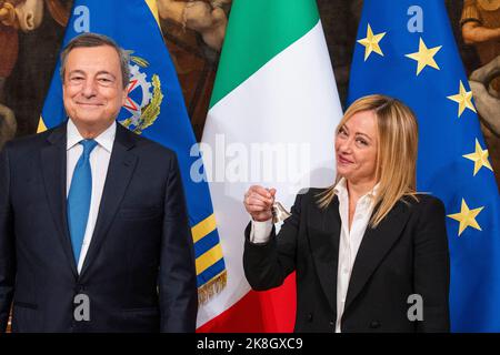 Rom, Italien. 23. Oktober 2022. Die neue italienische Premierministerin Giorgia Meloni hält die Glocke der Kabinettsministerin während der Übergabe. Die „Glockenzeremonie“ stellt die Übergabe zwischen dem scheidenden Premierminister und dem, der die neue Regierung führen wird, dar. Giorgia Meloni ist auch die erste Frau, die in Italien als Premierministerin dient. (Foto: Stefano Costantino/SOPA Images/Sipa USA) Quelle: SIPA USA/Alamy Live News Stockfoto