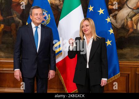 Rom, Italien. 23. Oktober 2022. Die neue italienische Premierministerin Giorgia Meloni hält die Glocke der Kabinettsministerin während der Übergabe. Die „Glockenzeremonie“ stellt die Übergabe zwischen dem scheidenden Premierminister und dem, der die neue Regierung führen wird, dar. Giorgia Meloni ist auch die erste Frau, die in Italien als Premierministerin dient. (Foto: Stefano Costantino/SOPA Images/Sipa USA) Quelle: SIPA USA/Alamy Live News Stockfoto