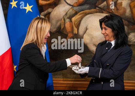 Rom, Italien. 23. Oktober 2022. Die neue italienische Premierministerin Giorgia Meloni hält die Glocke der Kabinettsministerin während der Übergabe. Die „Glockenzeremonie“ stellt die Übergabe zwischen dem scheidenden Premierminister und dem, der die neue Regierung führen wird, dar. Giorgia Meloni ist auch die erste Frau, die in Italien als Premierministerin dient. (Foto: Stefano Costantino/SOPA Images/Sipa USA) Quelle: SIPA USA/Alamy Live News Stockfoto