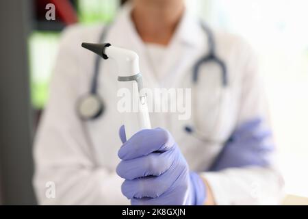 Arzt-Haltevorrichtung zur Laserentfernung von Muttermalen Stockfoto