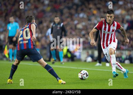 Barcelona, Spanien. 23. Oktober 2022. Yuri Berchiche vom Athletic Club de Bilbao während des Liga-Spiels zwischen dem FC Barcelona und dem Athletic Club de Bilbao im Spotify Camp Nou in Barcelona, Spanien. Bild: DAX Images/Alamy Live News Stockfoto