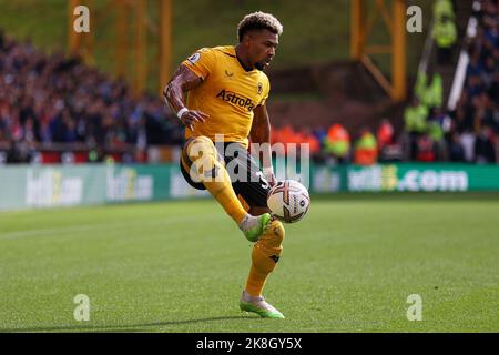 Wolverhampton, Großbritannien. 23. Oktober 2022. Adama Traore für Wolverhampton Wanderers während des Premier League-Spiels zwischen Wolverhampton Wanderers und Leicester City am 23. Oktober 2022 in Molineux, Wolverhampton, England. Foto von Ben Wright. Nur zur redaktionellen Verwendung, Lizenz für kommerzielle Nutzung erforderlich. Keine Verwendung bei Wetten, Spielen oder Veröffentlichungen einzelner Clubs/Vereine/Spieler. Kredit: UK Sports Pics Ltd/Alamy Live Nachrichten Stockfoto