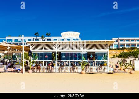 Calma Beach Restaurant an der Playa de la Barrosa, Cadaz, Spanien Stockfoto