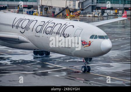 NEW YORK, USA, 2.. OKTOBER: Virgin Atlantic A330 am Flughafen JFK Stockfoto