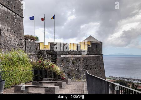 FUNCHAL, MADEIRA - 25. AUGUST 2021: Dies ist ein Ort zum Entspannen in der Nähe der Mauern der Festung San Juan Batista do Pico mit Blick auf die Desertas-Insel Stockfoto