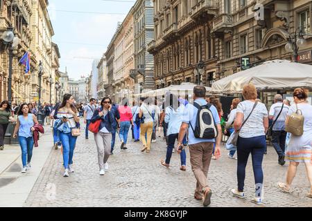 MAILAND, ITALIEN - 10. MAI 2018: Dies ist die Fußgängerzone Dante Straße im Stadtzentrum gefüllt mit Touristen und Einheimischen. Stockfoto