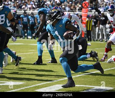 Jacksonville, Usa. 23. Oktober 2022. Jaguars Travis Etienne Jr läuft in der forst Half, während die Giants am Sonntag, October23. 2022, auf dem TIAA Bank Field in Jacksonville, Florida, die Jaguars übernehmen. Die Giganten besiegten die Jaguars 23-17. Foto von Joe Marino/UPI. Kredit: UPI/Alamy Live Nachrichten Stockfoto