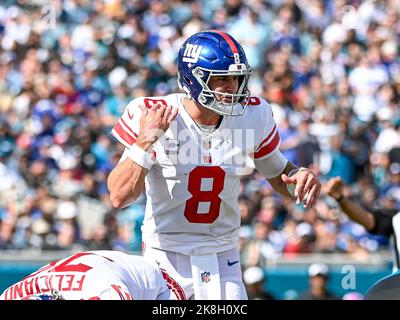 Jacksonville, FL, USA. 23. Oktober 2022. New York Giants Quarterback Daniel Jones (8) während des Halbspiels 2. gegen die Jacksonville Jaguars in Jacksonville, FL. Romeo T Guzman/CSM/Alamy Live News Stockfoto