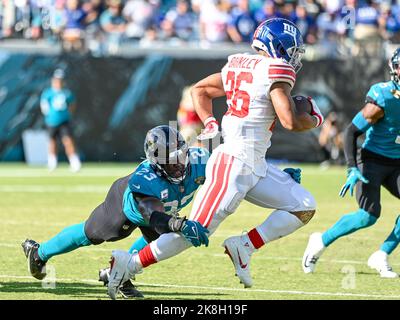 Jacksonville, FL, USA. 23. Oktober 2022. Jacksonville Jaguars Linebacker Foyesade Oluokun (23) versucht, die New York Giants zu bekämpfen, die Saquon Barkley (26) während des Halbspiels 2. in Jacksonville, FL, zurücklaufen. Romeo T Guzman/CSM/Alamy Live News Stockfoto