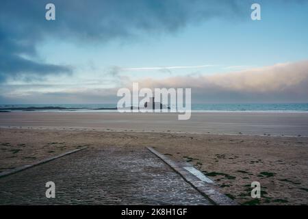 Wunderschöne Aussicht auf den La Rocco Tower bei Sonnenaufgang vom Le Braye Beach Stockfoto