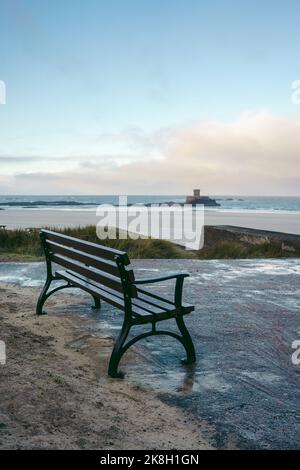 Wunderschöne Aussicht auf den La Rocco Tower bei Sonnenaufgang vom Le Braye Beach Stockfoto