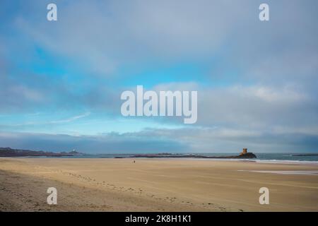 Wunderschöne Aussicht auf den La Rocco Tower bei Sonnenaufgang vom Le Braye Beach Stockfoto