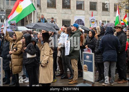 Demonstration gegen die iranische Regierung, die am 22. Oktober 2022 in Aarhus, Dänemark, Unterstützung für Frauen, Leben, Freiheit und Freiheit zeigt Stockfoto