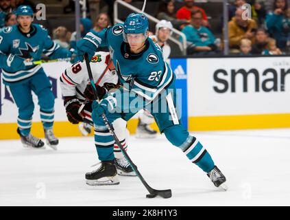 San Jose, Usa. 15. Oktober 2022. SAN JOSE, KALIFORNIEN - 15. OKTOBER: Oskar Lindblom (23) von San Jose Sharks (San Jose Sharks) startet in der dritten Periode im SAP Center in San Jose, Kalifornien, am Samstag, den 15. Oktober 2022, mit dem Puck gegen die Chicago Blackhawks. (Foto: Shae Hammond/The Mercury News/TNS/Sipa USA) Quelle: SIPA USA/Alamy Live News Stockfoto